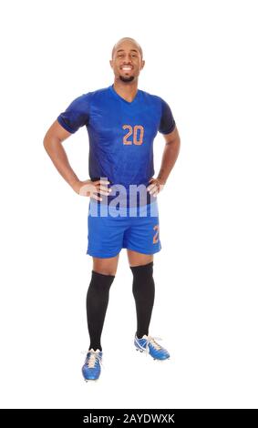 Afrikanischer Fußballspieler, der in seiner Uniform steht Stockfoto