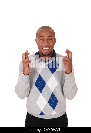 Ein glücklicher Afrikaner, der mit den Fingern gekreuzt war Stockfoto