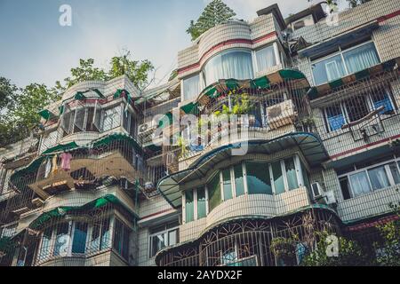 Fenster und Balkone alter Wohnbauten in Chengdu Stockfoto