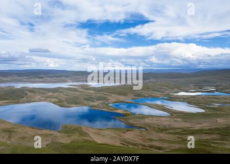 Blauer Himmel spiegelte sich in den Feuchtgebieten des Plateaugebietes wider Stockfoto