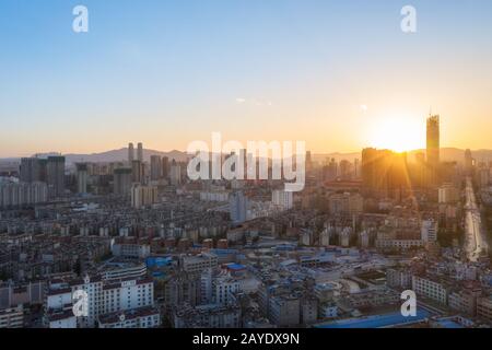 kunming Stadtbild bei Sonnenuntergang Stockfoto