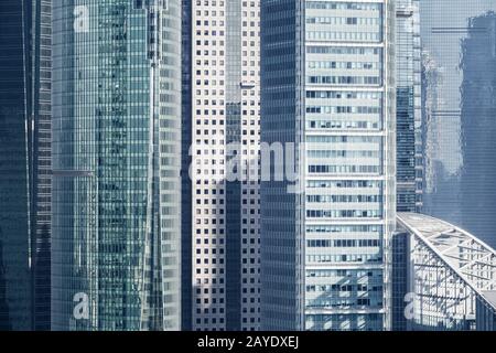 Wolkenkratzer und moderne Bürogebäude schließen sich Stockfoto