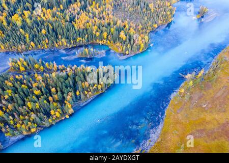 Luftaufnahme der schönen flusslandschaft kanas im Herbst Stockfoto