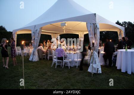 Southampton, NY, USA. August 2008. Atmosphäre beim intimen Abendessen, das von Haley & Jason Binn und Debra Halpert des Hampton Magazine zusammen mit Sara Herbert-Galloway & Alan Becker in einer privaten Residenz veranstaltet wird. Kredit: Steve Mack/Alamy Stockfoto