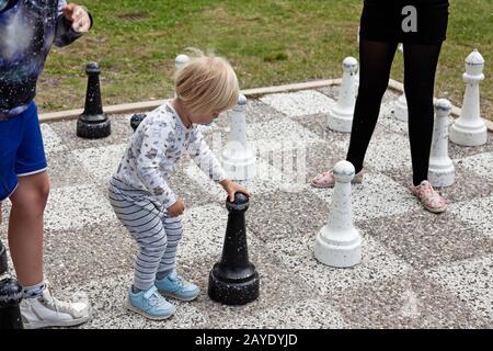 Umea, Norrland Schweden - 8. Juni 2019: Kinder, die gemeinsam Schach im Freien spielen Stockfoto