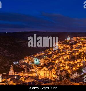Blick auf die Altstadt von Ragusa Ibla bei Nacht, Sizilien, Italien Stockfoto