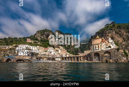 Panoramablick von Atrani, kleinen Dorf an der Küste von Amalfi, Italien Stockfoto