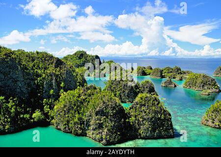 Inselwelt aus dem Blickwinkel DORE Karui Raja Ampat Indonesiens Stockfoto