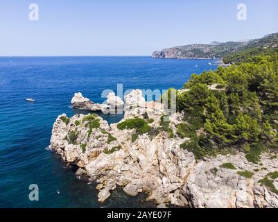 Luftaufnahme, abgeschiedene Bucht Cala Deia, Deia, Serra de Tramuntana, Mallorca, Balearen, Spanien Stockfoto