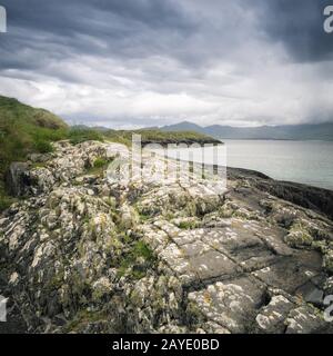 Küstenlinie mit Felsen entlang des Ring of beara in irland Stockfoto