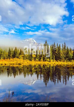 Der Patricia Lake spiegelt den schneebedeckten Gipfel wider Stockfoto