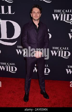 Hollywood, CA - 13. FEBRUAR: Colin Woodell besucht die Premiere der 20th Century Studios "The Call of the Wild" im El Capitan Theatre am 13. Februar 2020 in Los Angeles, Kalifornien. Stockfoto