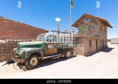 Bolivien Colchani alter rostiger Lieferwagen vor einem Salzhaus geparkt Stockfoto