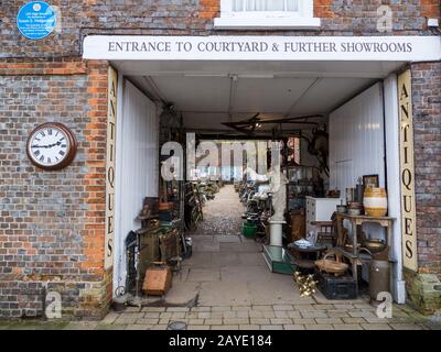 Unterhalb der Treppe von Hungerford, Antique Dealer, Hungerford, Berkshire, England, Großbritannien, GB. Stockfoto