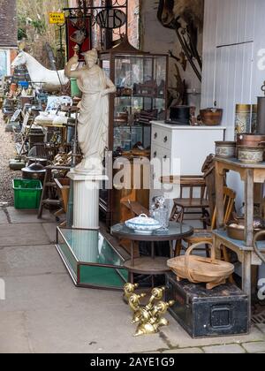 Unterhalb der Treppe von Hungerford, Antique Dealer, Hungerford, Berkshire, England, Großbritannien, GB. Stockfoto