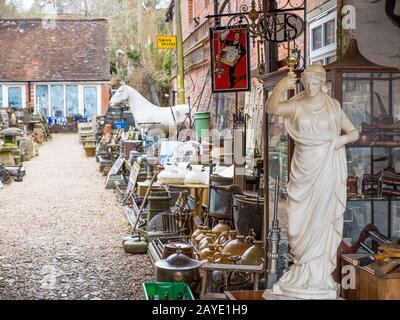 Unterhalb der Treppe von Hungerford, Antique Dealer, Hungerford, Berkshire, England, Großbritannien, GB. Stockfoto