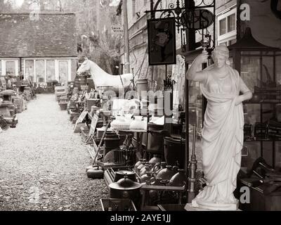 Black and White Antique, unterhalb der Treppe von Hungerford, Antique Dealer, Hungerford, Berkshire, England, Großbritannien, GB. Stockfoto