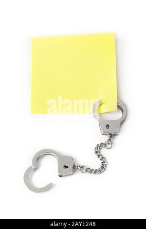 Leeres Papier mit Handschellen Stockfoto