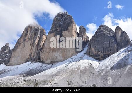 Tre Cime di Lavaredo mit Schnee Stockfoto