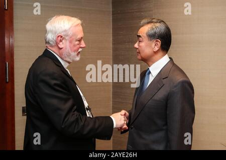 München, Deutschland. Februar 2020. Der chinesische Staatsrat und Außenminister Wang Yi (R) trifft sich mit dem Vatikanischen Staatssekretär für die Beziehungen zu den Staaten Paul Gallagher in München, Deutschland, am 14. Februar 2020. Credit: Shan Yuqi/Xinhua/Alamy Live News Stockfoto