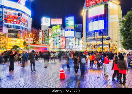 Shibuya, TOKIO, JAPAN - 29. Dezember 2019: Berühmte Station Shibuya und Straßenkreuzung in der Stadt Tokio mit Krähen, die um den Bahnhofsplatz laufen. Stockfoto