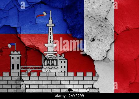 Flaggen von Malakoff und Frankreich malte auf Risse an der Wand Stockfoto