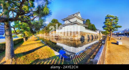 Weißer Eckturm aus historischem Nijo-Schloss und Park in der Stadt Kyoto in Japan an einem sonnigen Wintertag. Stockfoto