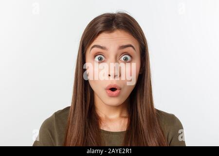 Close-up Portrait von überrascht schöne Mädchen ihren Kopf in Erstaunen und mit offenem Mund. Auf weissem Hintergrund Stockfoto