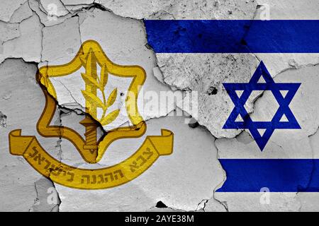 Flaggen der Israelischen Streitkräfte und Israel malte auf Risse an der Wand Stockfoto