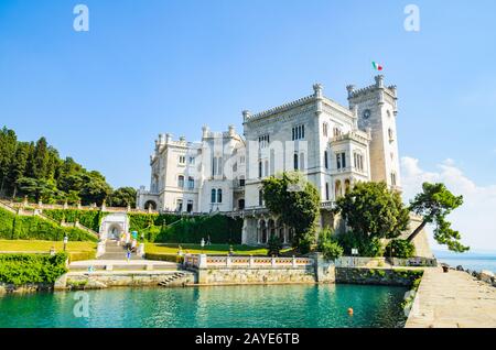 Triest, Italien - 05.08.2015 Blick auf Schloss Miramare am Golf von Triest im Nordosten Italiens. Touristenattraktion, berühmte Reise des Stockfoto