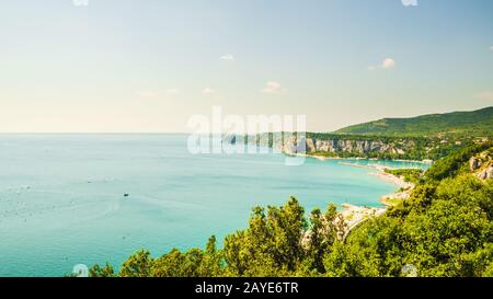 Blick auf die Bucht mit Tourist Resort in Golf von Triest in der Nähe von Town Sistiana, Italien, Europa. Reiseziel Stockfoto