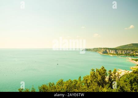 Blick auf die Bucht mit Tourist Resort in Golf von Triest in der Nähe von Town Sistiana, Italien, Europa. Reiseziel Stockfoto