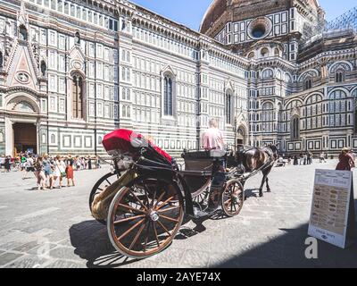 Firenze, Italien - 29. Mai 2017 - Touristen, die in einer Kutsche um Santa Marie del Fiore fahren Stockfoto