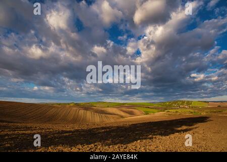 Fliegende Wolken über Landschaft Stockfoto