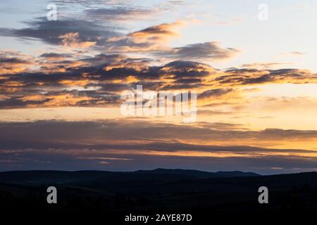 Morgens farbenfroher Himmel über Landschaft Stockfoto