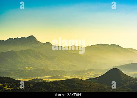 Den See und die Berge am Wörthersee Kärnten Österreich. Blick vom Pyramidenkogel Turm auf See und Klagenfurt. Stockfoto