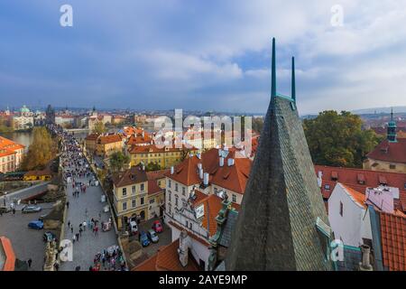 Prag Tschechien - 19. Oktober 2017: Menschen, die auf der Karlsbrücke in Prag spazieren gehen Stockfoto