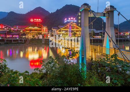 Wulingyuan, China - 27. Mai 2018: Stadt Wulingyuan bei Sonnenuntergang im Tianzi Avatar Mountains Naturpark Stockfoto