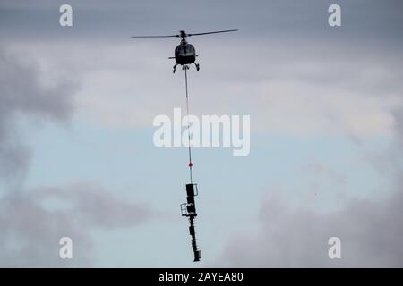 Ein Hubschrauber für den Transport von Strom- und Signaltürmen und anderen Lasten Stockfoto