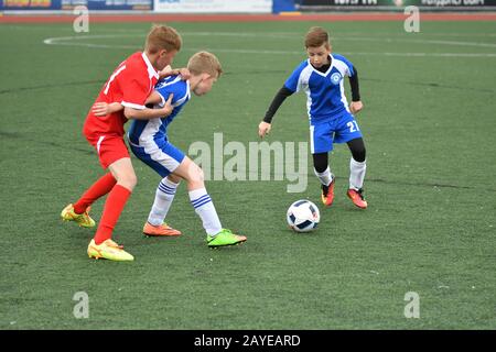 Orenburg, Russland - 28. Mai 2017 Jahr: Die Jungs spielen Fußball in den Vorspielen Fußball festi Stockfoto