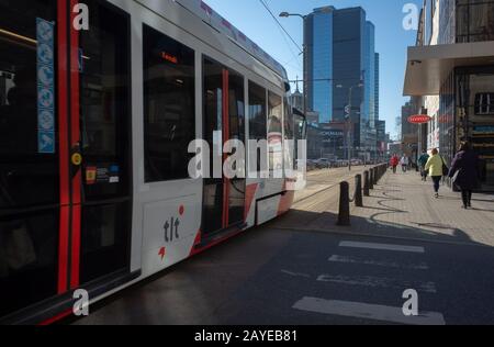 19. April 2019 in Tallinn, Estland. Niederflur-straßenbahn auf einer der Straßen der Stadt. Stockfoto