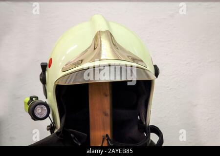 Helme von Feuerwehrleuten, Feuerhelm sind zur Hand geparkt Stockfoto