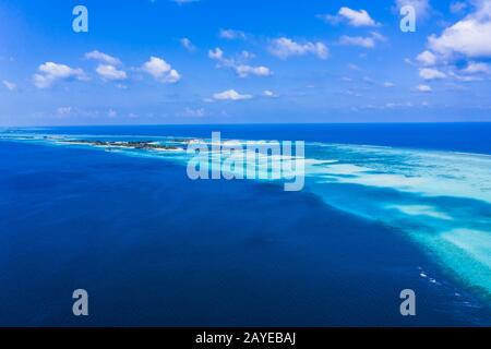 Luftbild, Lagune einer Malediven-Insel mit Korallen von oben, Süd-Male-Atoll, Malediven Stockfoto