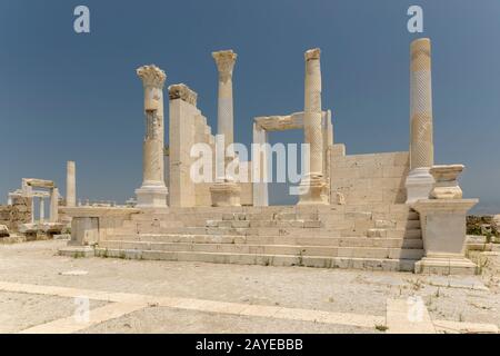 altrömischer Tempel, der der Göttin Artemis und dem gott Apollo in der Stadt Laodikeia, Denizli, gewidmet ist; gestufter Eingang und Säulen Stockfoto