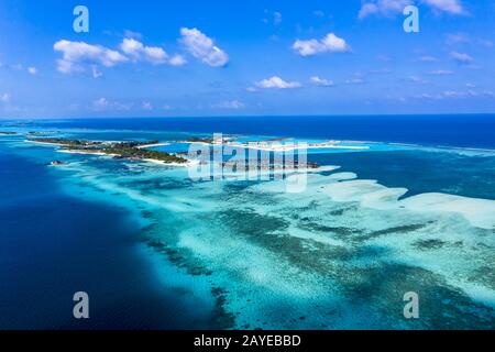 Blick auf die Lagune der Malediven Insel Olhuveli mit Wasserbungalows Süd-Male Atoll, Malediven Stockfoto