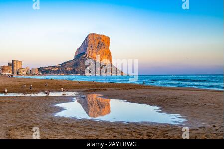 Panoramablick über Calpe Strand und Penon d'Ifach, Valencia, Spanien Stockfoto