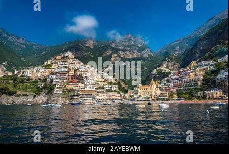 Sicht auf Positano, kleine Stadt an der Küste von Amalfi, Kampanien, Italien Stockfoto