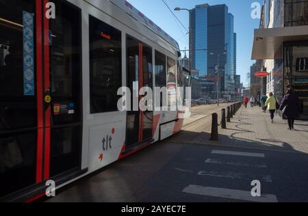 19. April 2019 in Tallinn, Estland. Niederflur-straßenbahn auf einer der Straßen der Stadt. Stockfoto