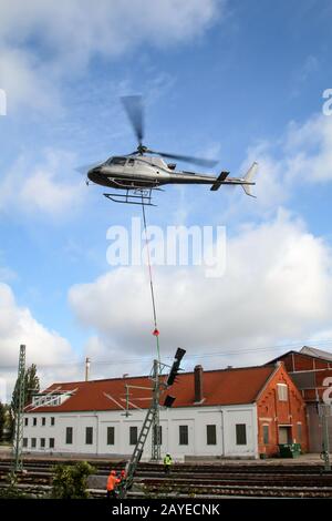 Ein Hubschrauber für den Transport von Strom- und Signaltürmen und anderen Lasten Stockfoto