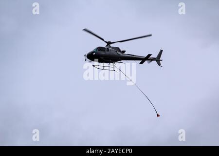 Ein Hubschrauber für den Transport von Strom- und Signaltürmen und anderen Lasten Stockfoto
